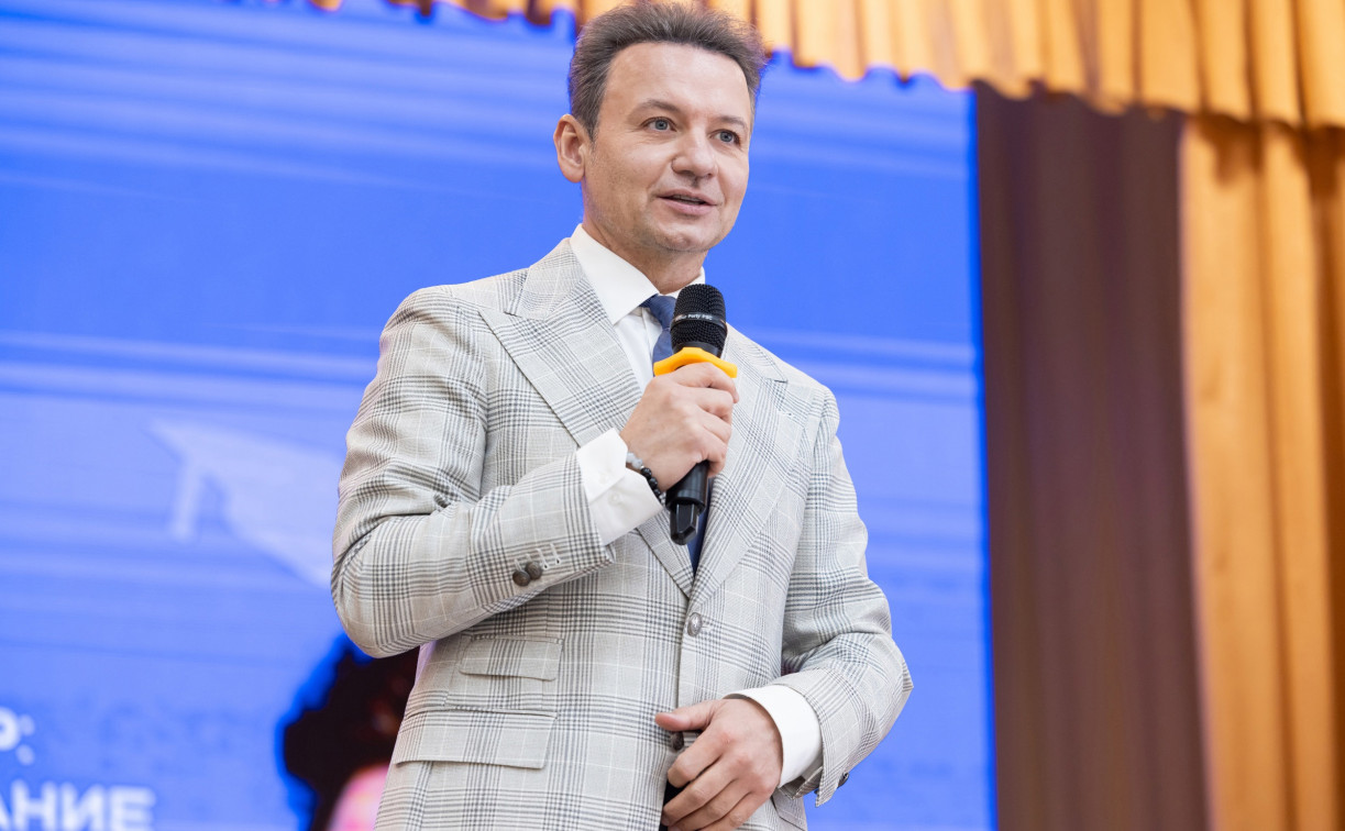 «Гаджет — от слова гад»: о чем говорил Аллигатор из «Папиных дочек» с тульскими школьниками