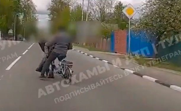 В Алексине засняли странный наезд СИМ на женщину