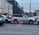 Центр Тулы замер в пробках из-за двойного ДТП