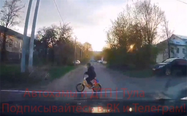 В Донском ребенок на велосипеде едва не попал под машину: видео