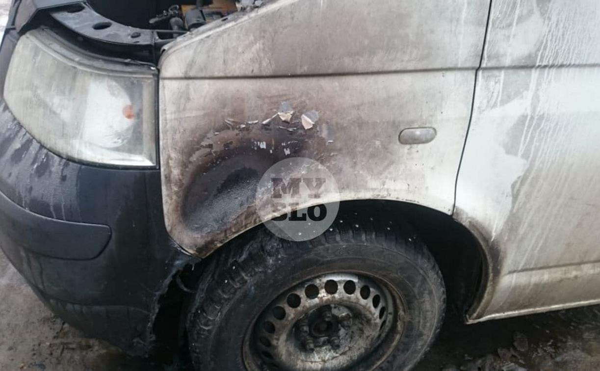 В Новомосковске ночью сожгли два микроавтобуса