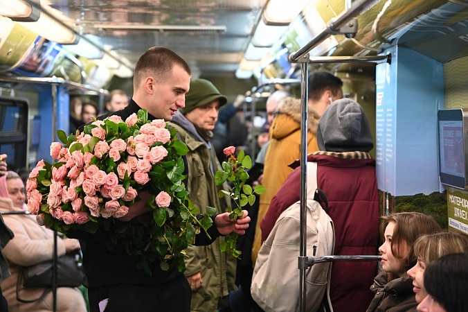 Пассажиркам тульского пряничного поезда подарили 1000 роз и открытки в Московском метрополитене