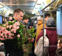 Пассажиркам тульского пряничного поезда подарили 1000 роз и открытки в Московском метрополитене