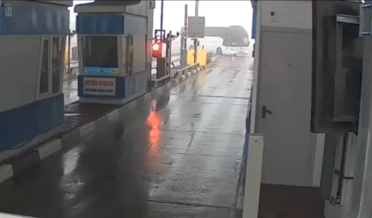 Появилось видео момента ДТП с пассажирским автобусом из Луганска