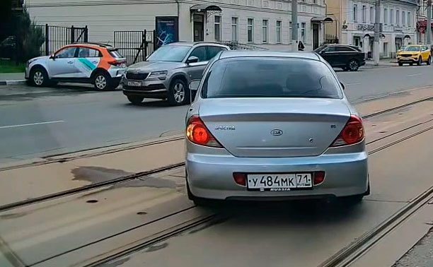 В центре Тулы водитель «скромно» развернулся через двойную сплошную