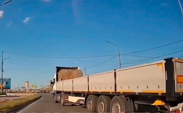 На Восточном обводе водитель длинномера едва не снес легковушку