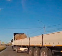На Восточном обводе водитель длинномера едва не снес легковушку