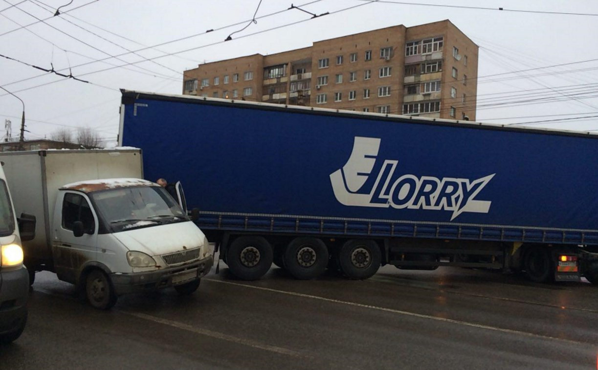 В Туле на Зеленстрое два грузовика перегородили дорогу