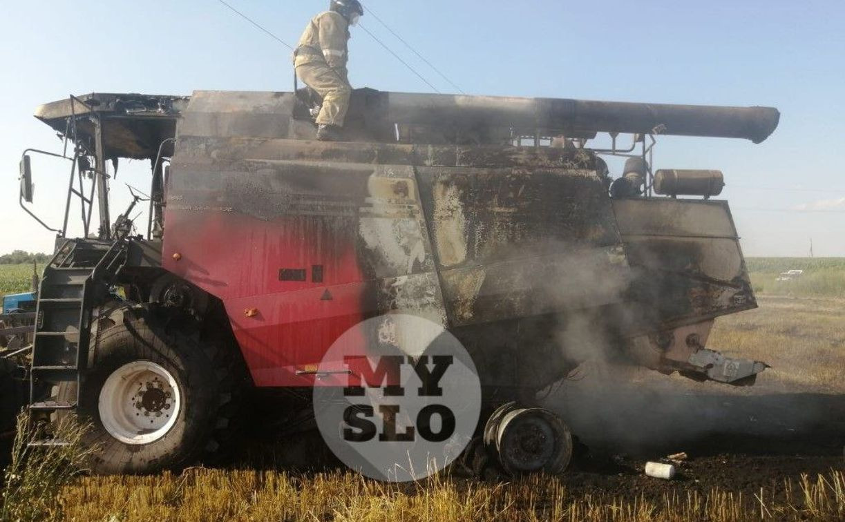 В Тепло-Огаревском районе сгорел зерноуборочный комбайн