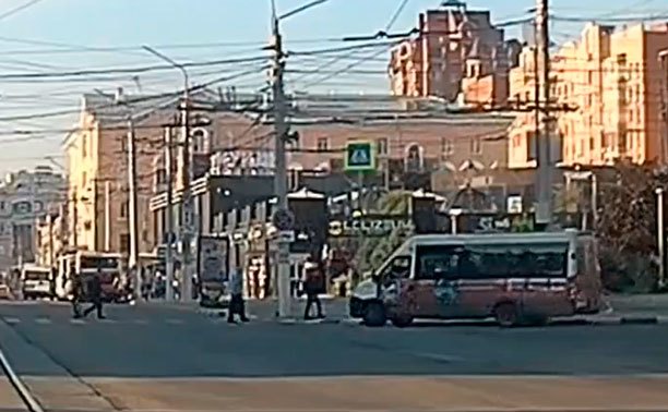 В центре Тулы водитель маршрутки решил проехать на красный