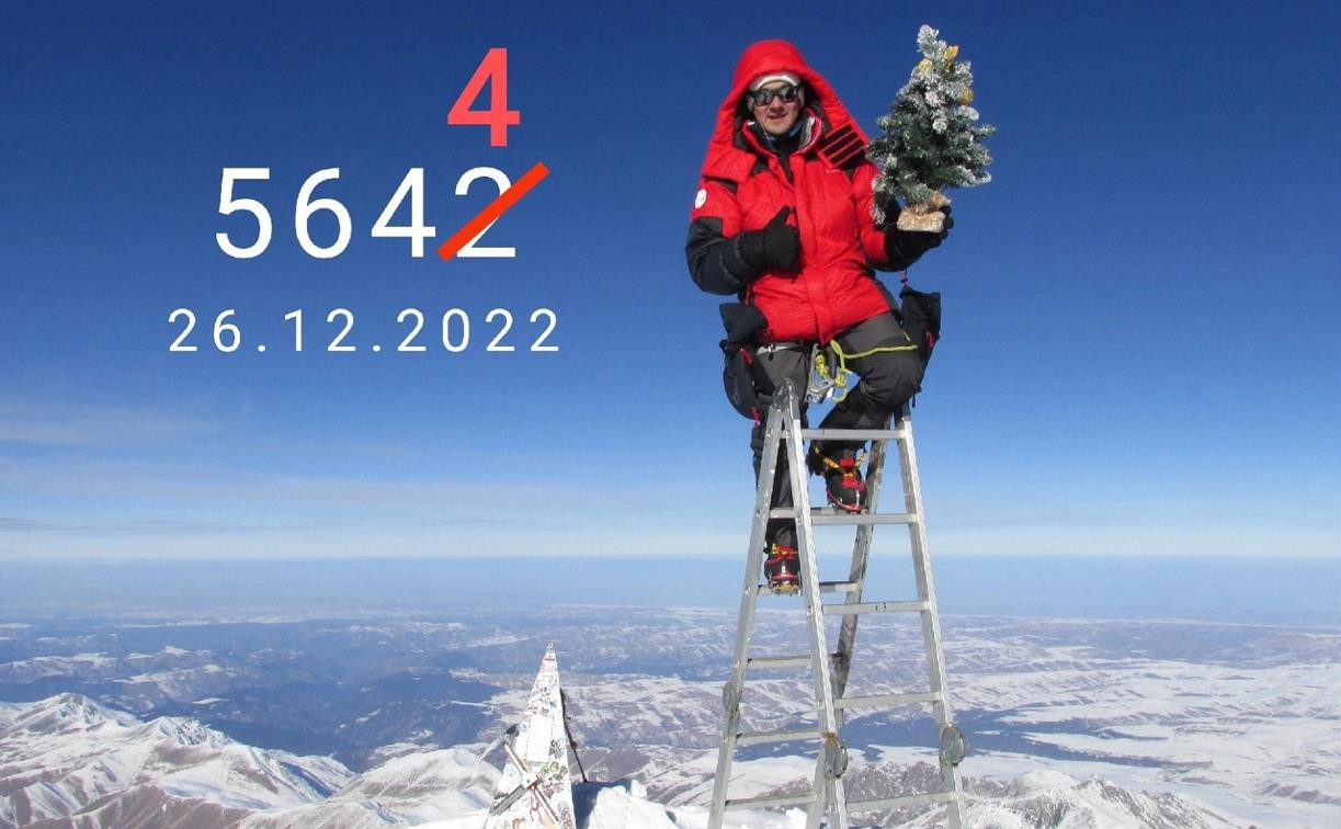 На два метра выше Эльбруса: туляк установил новогоднюю ёлку на рекордной высоте