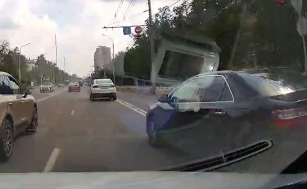 На пр. Ленина водитель едва не устроил ДТП на ровном месте