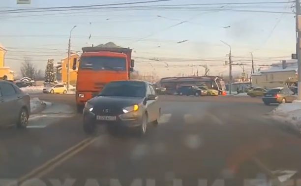 В Туле водитель Lada Granta неудачно обогнал КамАЗ