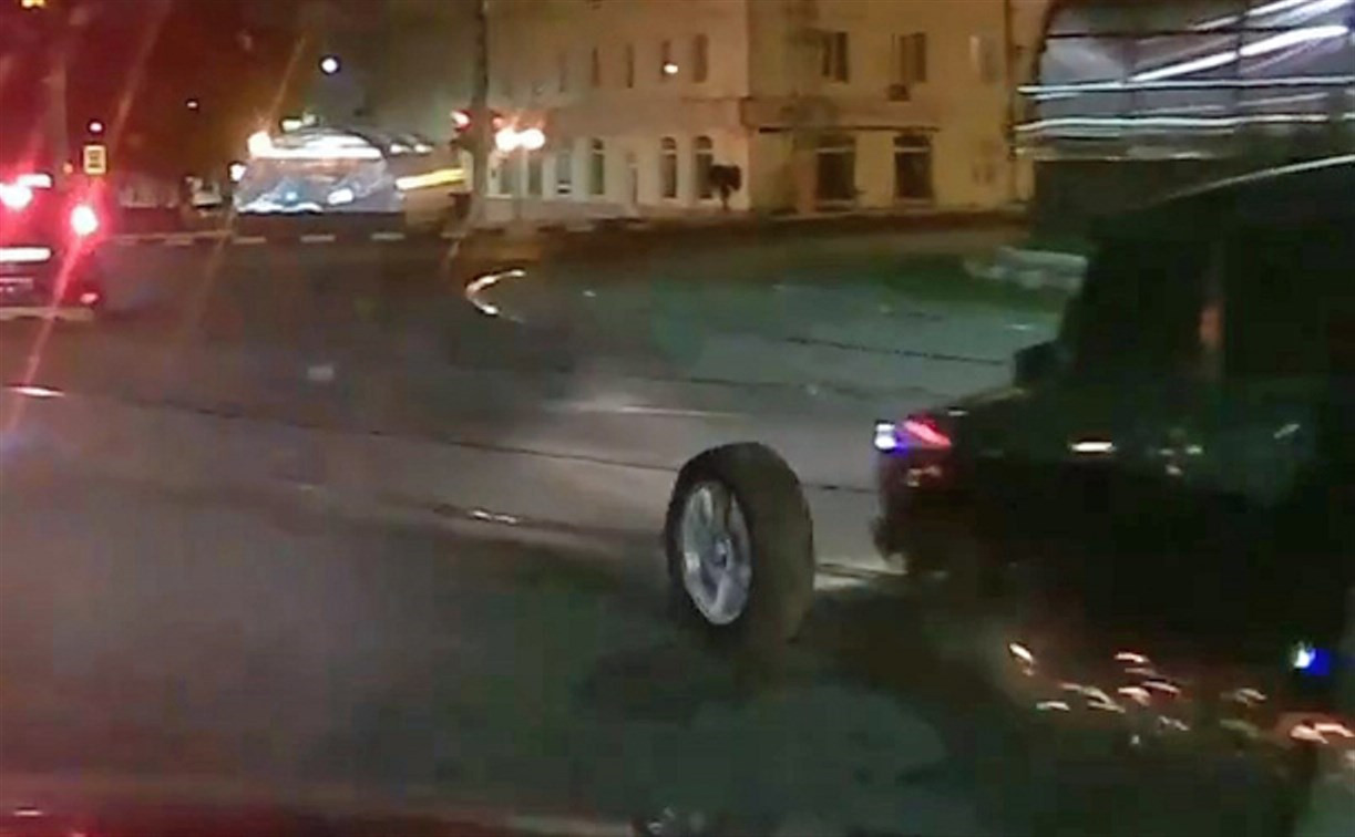 В Туле колесо ВАЗа свернуло на ул. Болдина отдельно от автомобиля: видео