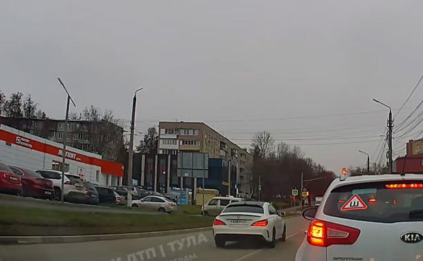 В Туле водитель Mercedes решил, что ему не место в очереди на светофоре