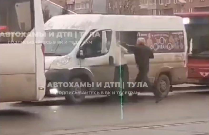 Драка двух разъярённых маршрутчиков в Туле попала на видео 