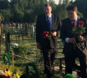 Владимир Груздев возложил цветы на могилу убитой на Косой Горе семьи