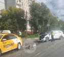 На ул. Епифанской из-за ДТП с такси встали трамваи