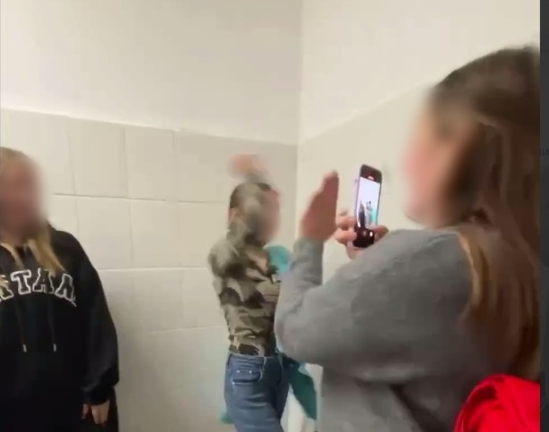 В Венёве школьницы издевались над сверстницей-инвалидом