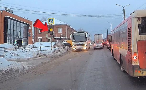 В Туле автобус лихо промчал на красный