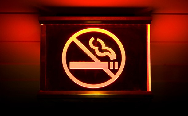 С 1 июня на пляжах, лестничных площадках и в больницах курить запрещено