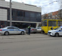 На ул. Болдина припаркованный автомобиль перекрыл движение трамваев