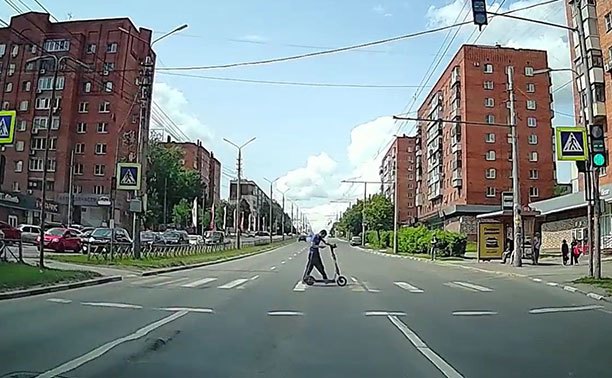 В Туле самокатчик уткнулся в телефон и перешел дорогу на красный