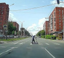 В Туле самокатчик уткнулся в телефон и перешел дорогу на красный