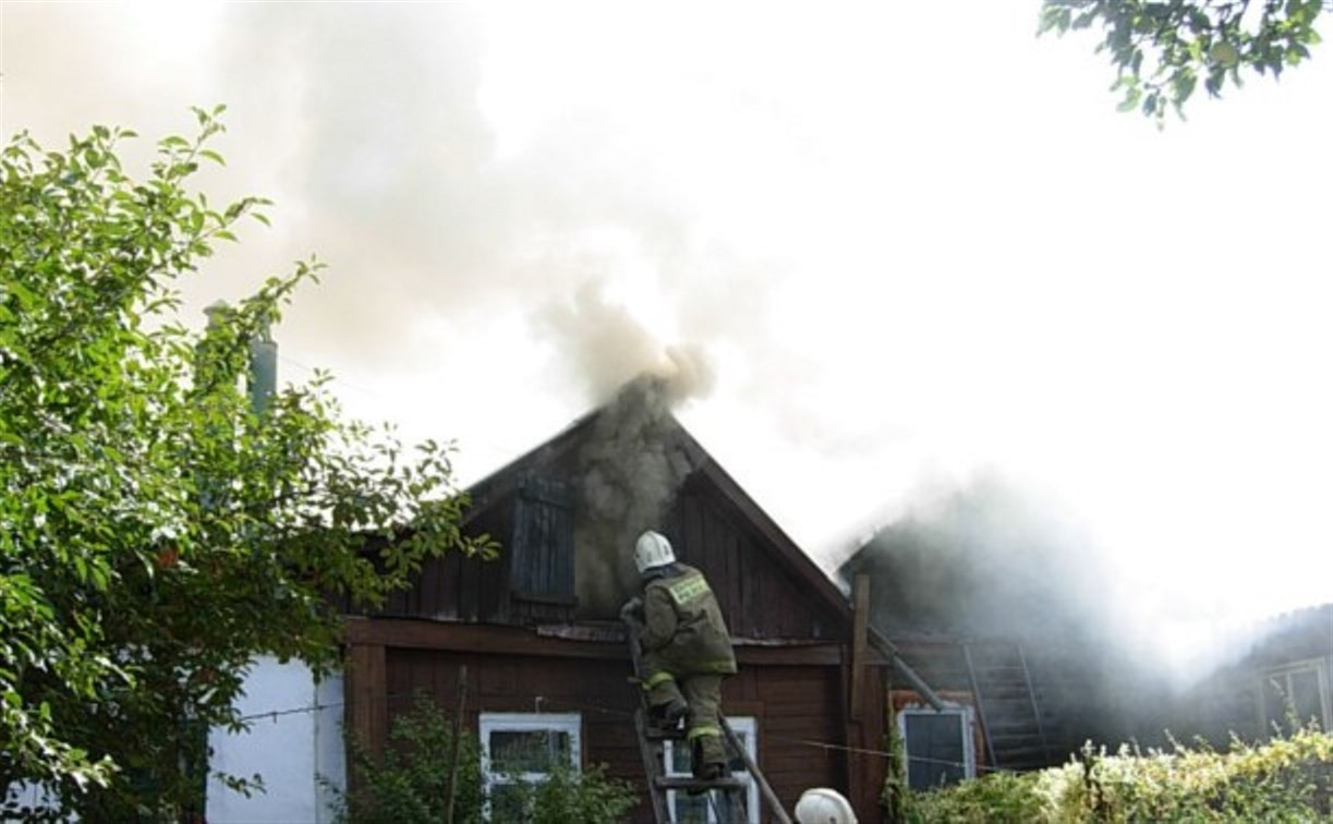 Тульские пожарные спасли женщину из горящего дома