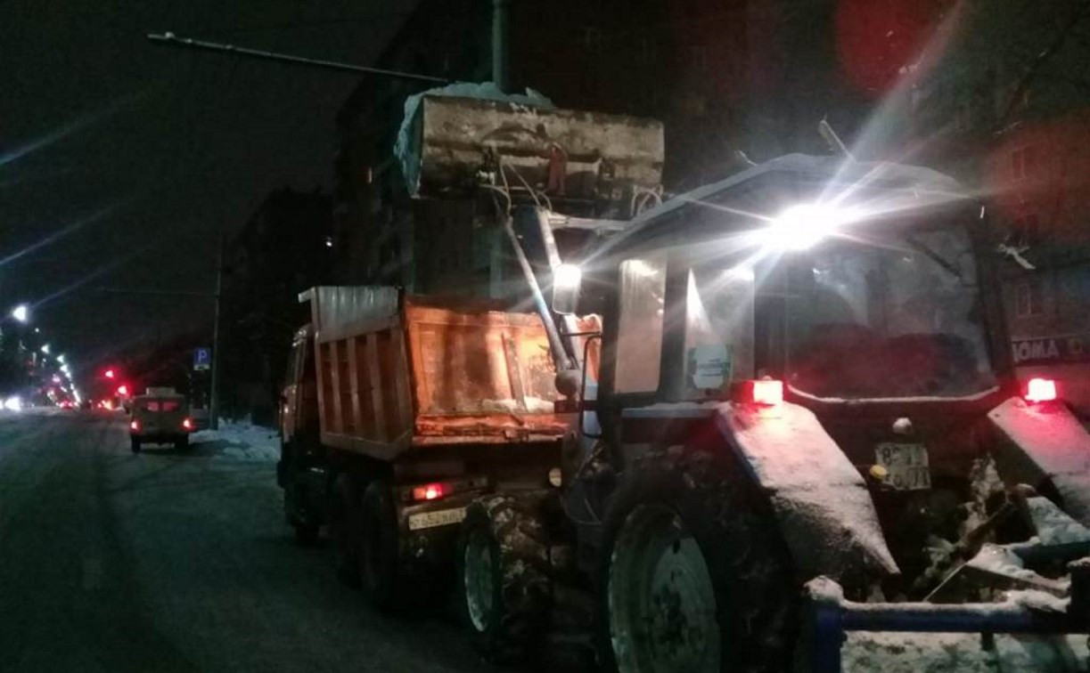Чистят снег: ночью 29 декабря запретят остановку на улице Гоголевской в Туле