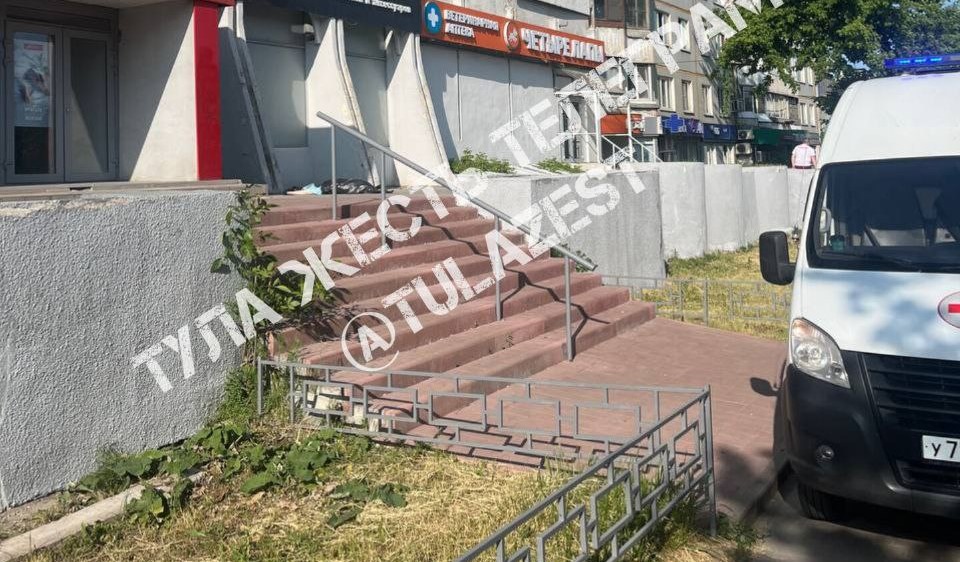 Из окна девятиэтажки на Пузакова выпала женщина