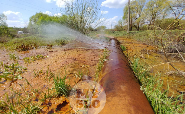 В деревне под Тулой из водопроводной трубы забили девять фонтанов