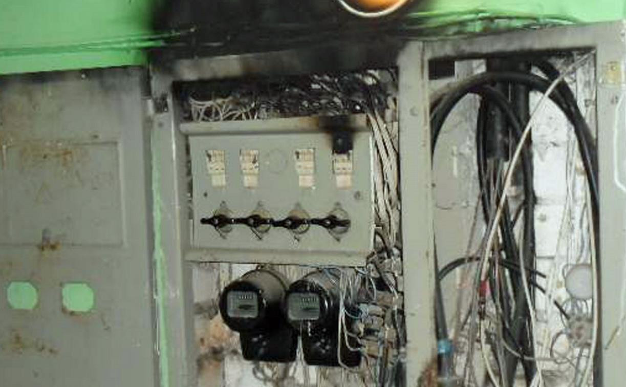 Туляк застрял в лифте во время возгорания в электрощитке