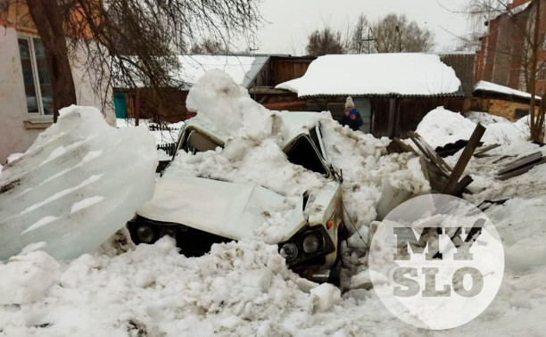 В Дубовке снежная глыба раздавила легковушку с мужчиной внутри: прокуратура проверит работу УК 