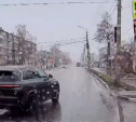 На ул. Кутузова водитель внедорожника проехал по встречке и на красный