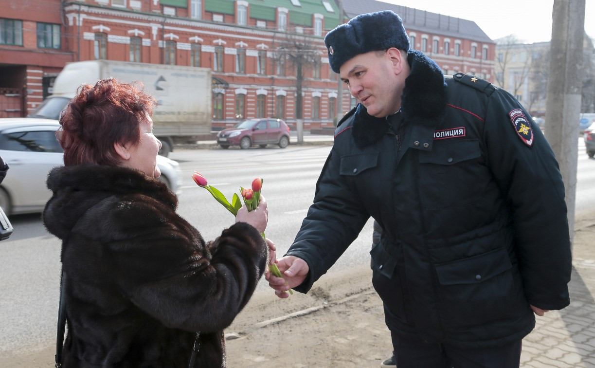 Комплимент от майора: В Туле полицейские дарили женщинам тюльпаны и рассказывали стихи
