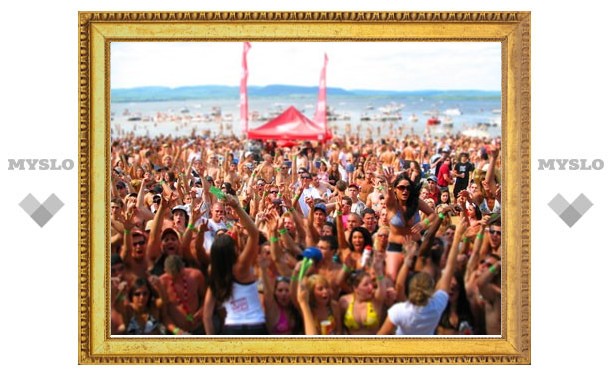 «Слобода» и MySLO.ru открывают серию пляжных вечеринок «Пляжная территория»