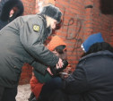 Тульские полицейские отогревают бездомных горячим чаем