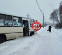 На Калужском шоссе в Туле пригородный автобус въехал в сугроб