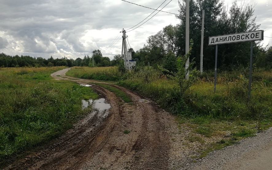 Разбитые надежды на хорошие дороги: жители д. Даниловское пожаловались на безразличие чиновников