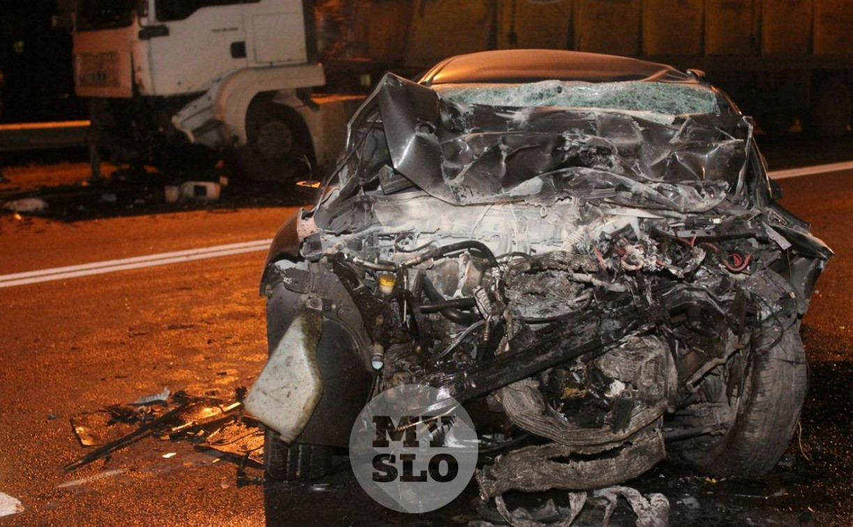 В Туле Renault влетел в грузовик: водитель погиб
