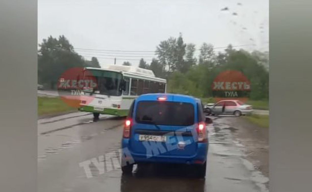 В Щёкино столкнулись Kia и пассажирский автобус: пострадал мужчина