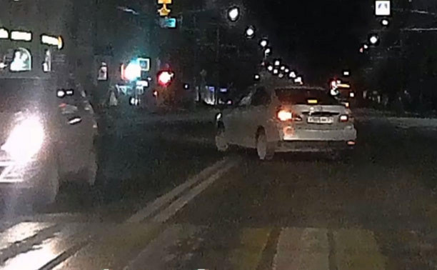 На Красноармейском проспекте «одноглазый» Nissan Almera застали за нарушением ПДД