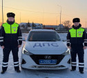 Тульские гаишники помогли замерзающим на трассе людям