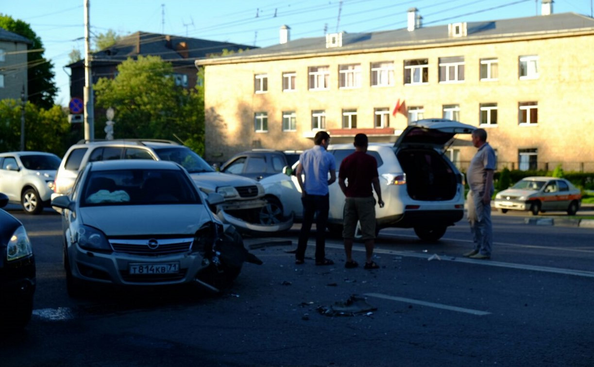 Напротив Комсомольского парка столкнулись три автомобиля