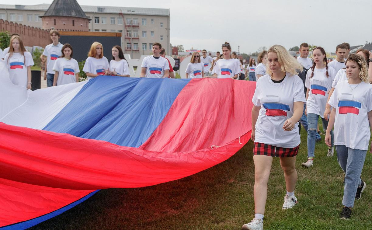 Молодые туляки растянули в городском кремле огромный российский флаг