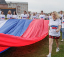 Молодые туляки растянули в городском кремле огромный российский флаг