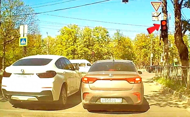 На ул. Болдина водитель BMW решил, что красный на светофоре его не касается
