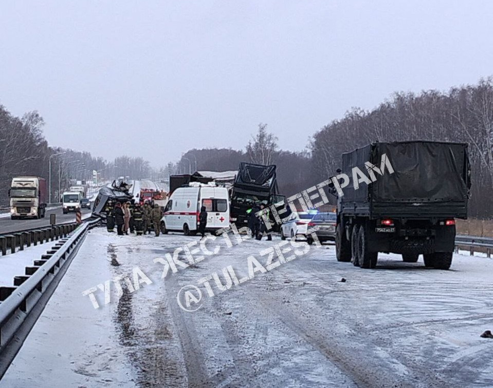 Два человека пострадали в ДТП с фурами в Веневском районе. Спецтехника помогает освобождать дорогу