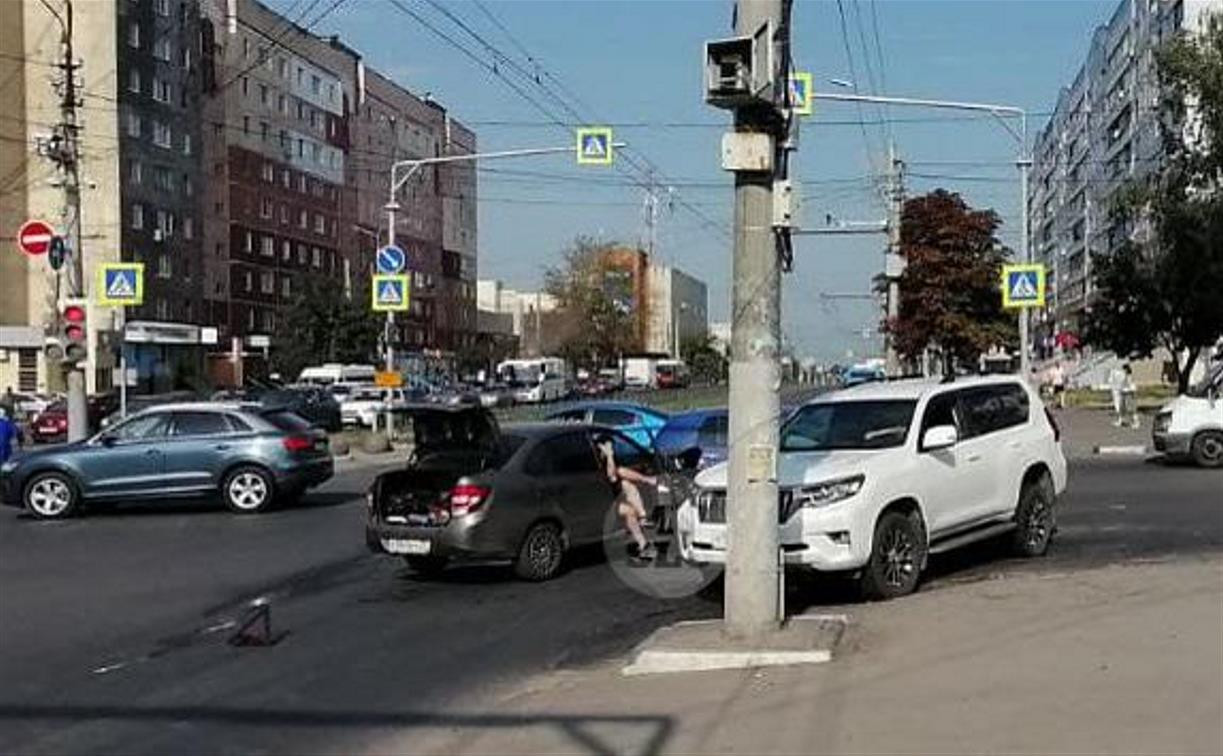 Авария на ул. Ложевой попала на видео: ДТП, в котором нарушили все